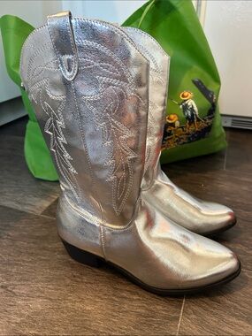 Metallic Silver Western Cowboy Boots madden NYC. Size 6 NWOT